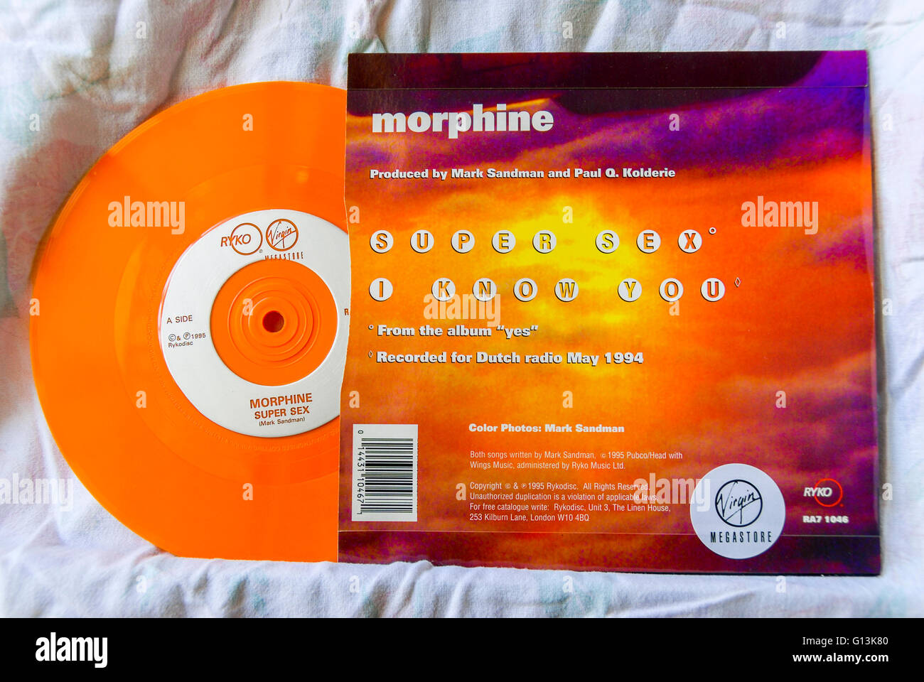 Old Vinyl Record Design sur les étagères. Rock Music Disco des années 1970, orange Banque D'Images