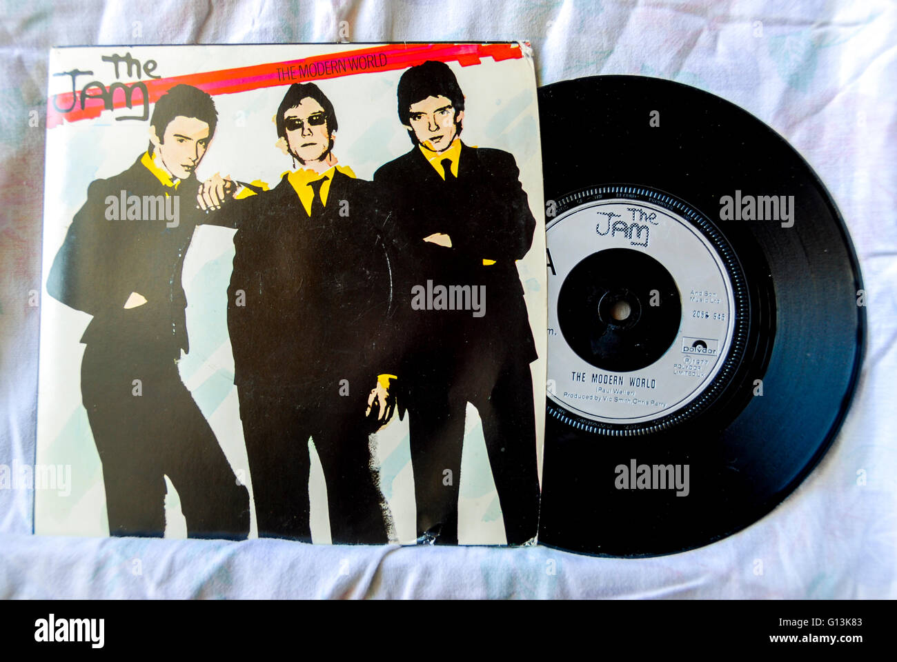 Anciens albums de disques sur des étagères.'The Jam' New Wave Rock Music, 45 simple couverture , 1970s rock'n'roll, photos vintage Banque D'Images