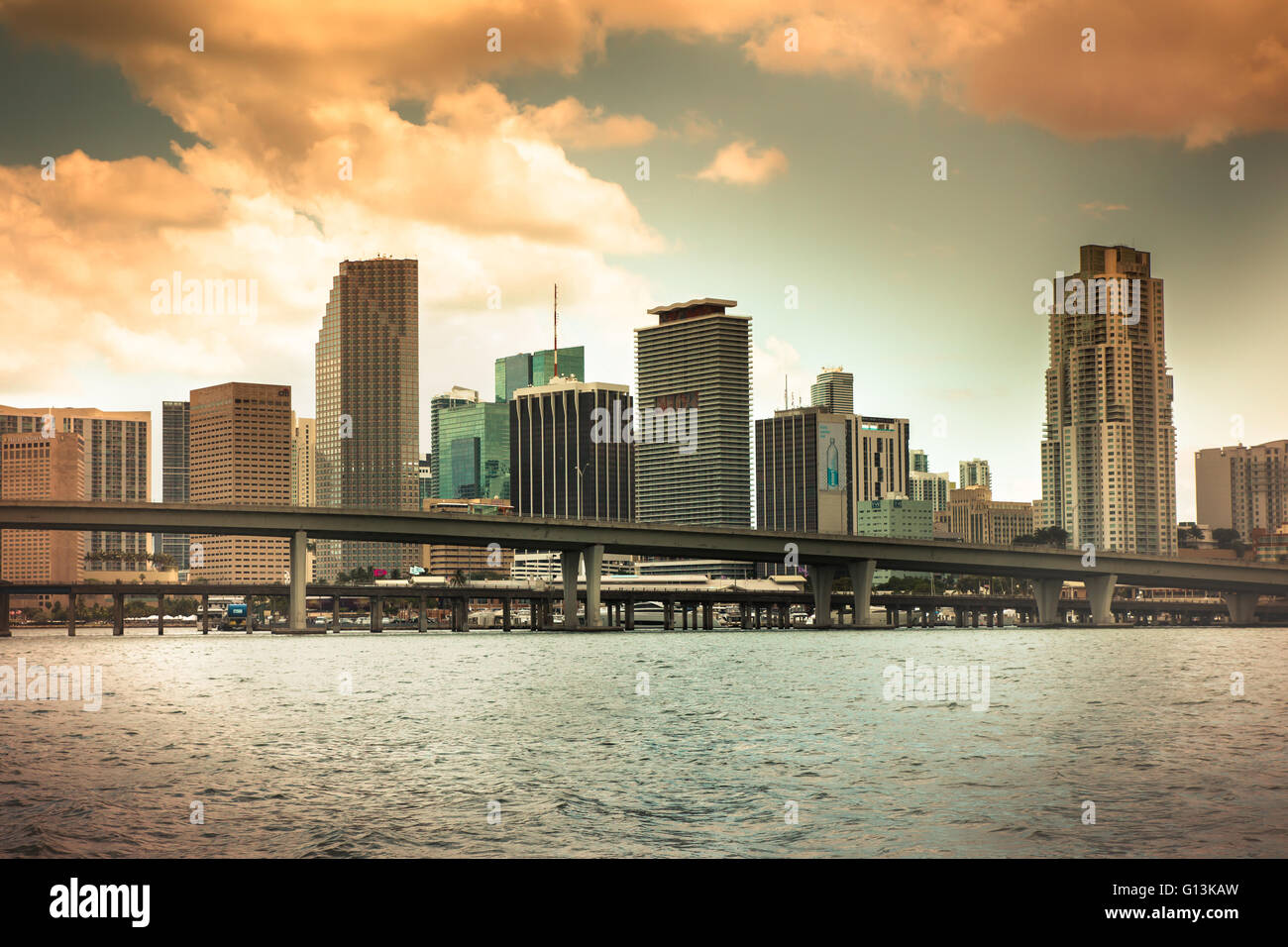 Vue sur Miami en Floride avec skyline bay et pont sous ciel dramatique colorés Banque D'Images Vue sur Miami en Floride avec skyline bay et pont sous ciel dramatique colorés Banque D'Images