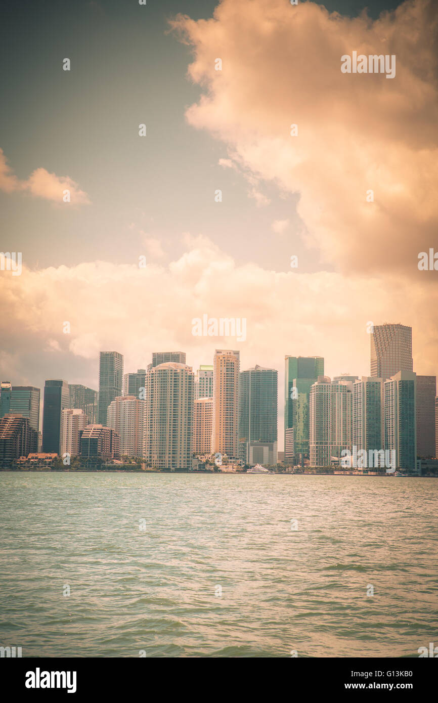 Belle Miami Floride skylne sur Biscayne Bay avec vintage tone Banque D'Images Belle Miami Floride skylne sur Biscayne Bay avec vintage tone Banque D'Images