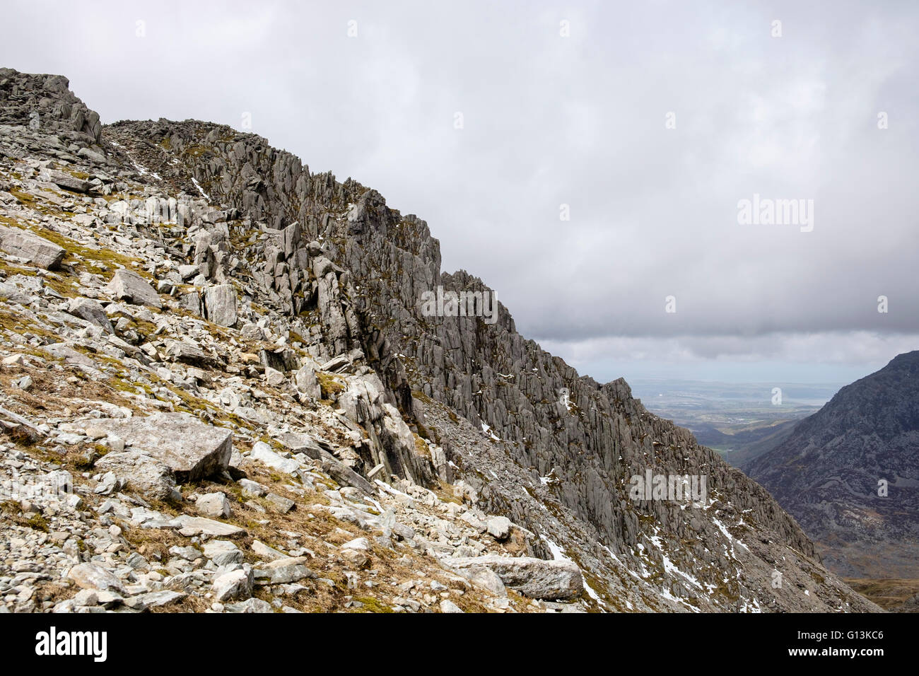 Côté Est de la crête hérissée vu de profil de l'ascension de Glyder Fach dans Glyderau montagnes de Snowdonia National Park. Pays de Galles UK Banque D'Images