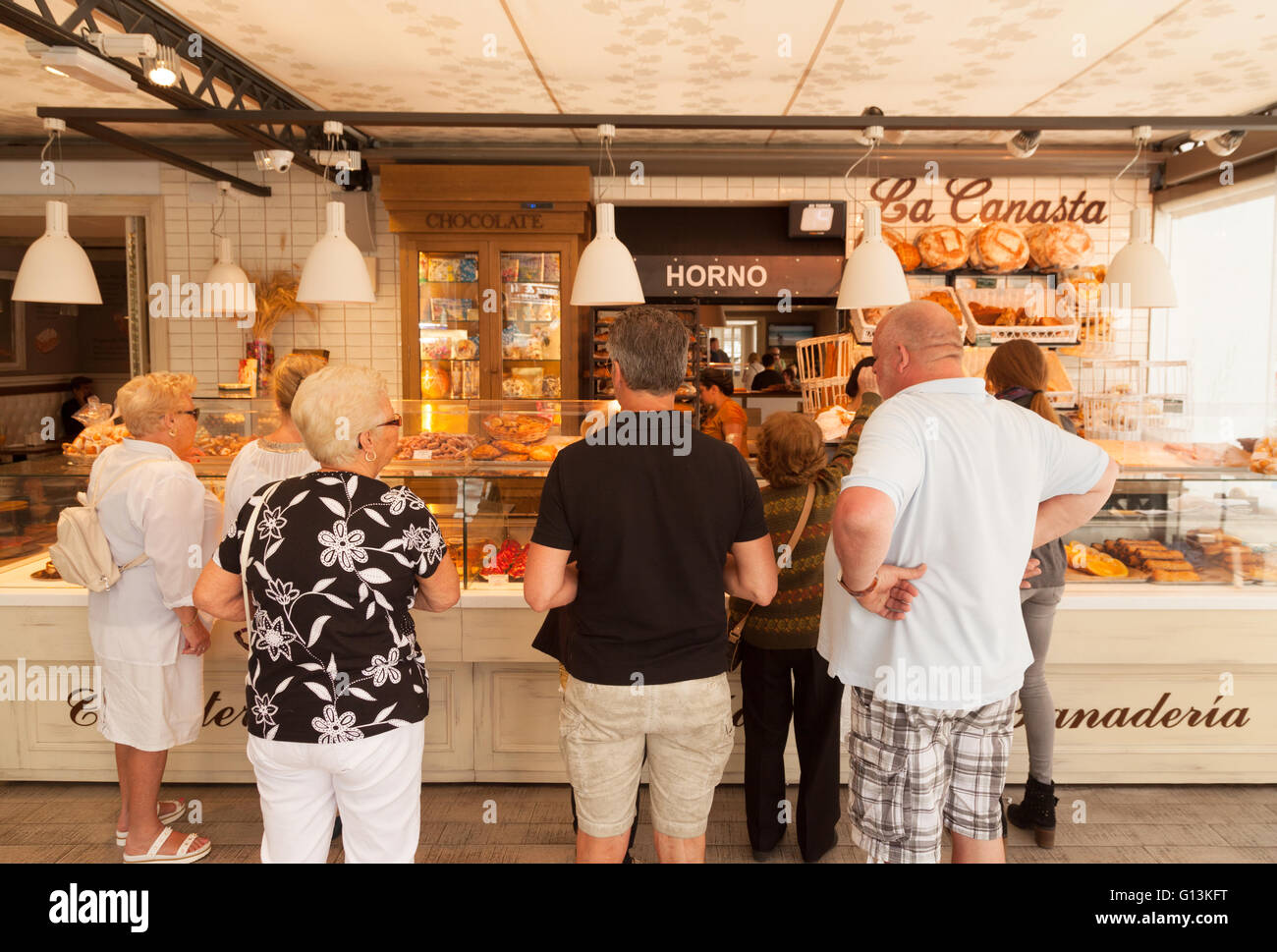 Les clients acheter du pain et pâtisseries dans une boulangerie, Marbella, Andalousie, Espagne, Europe Banque D'Images