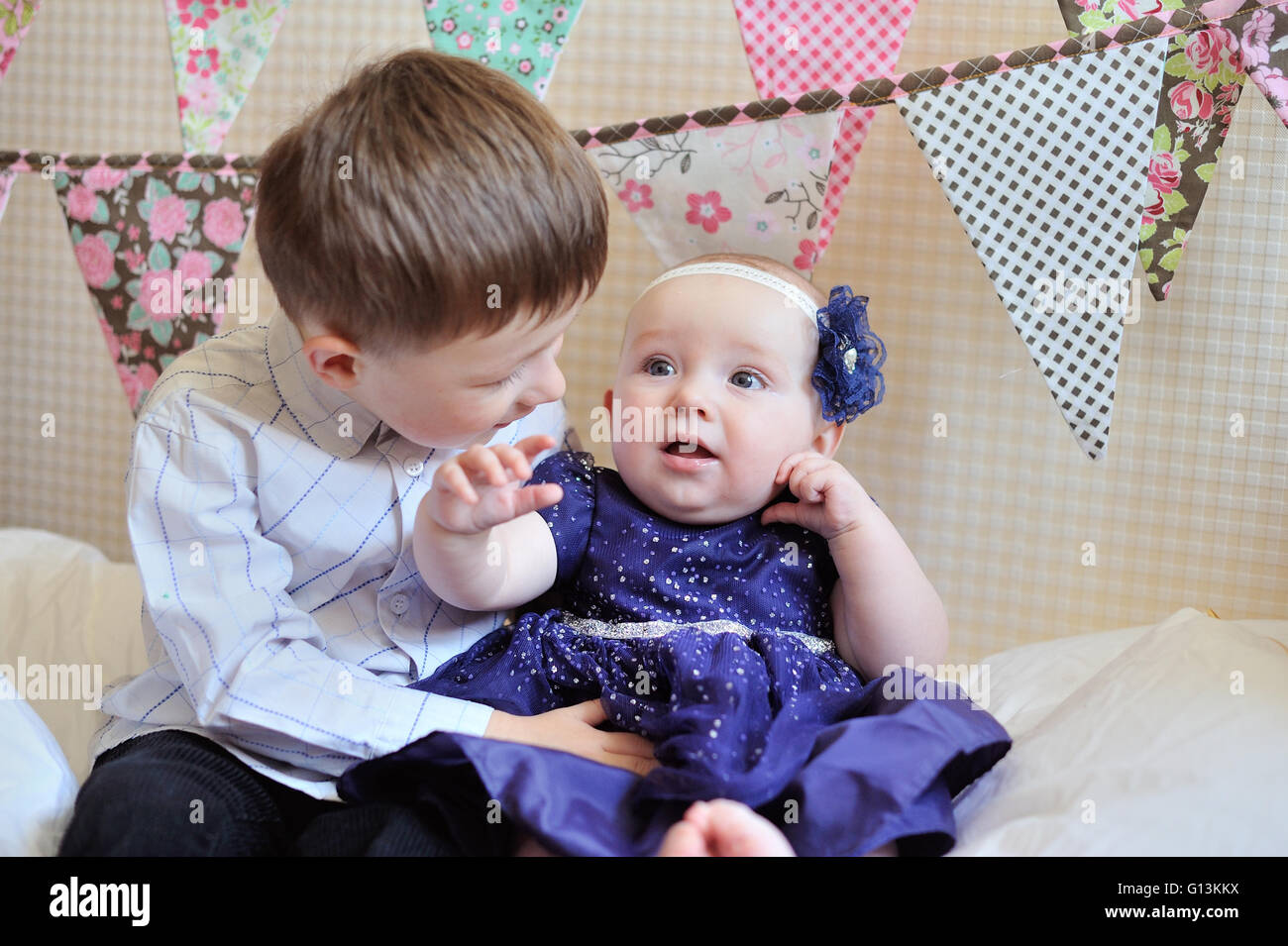 Adorable petit frère et sœur jouant ensemble Banque D'Images