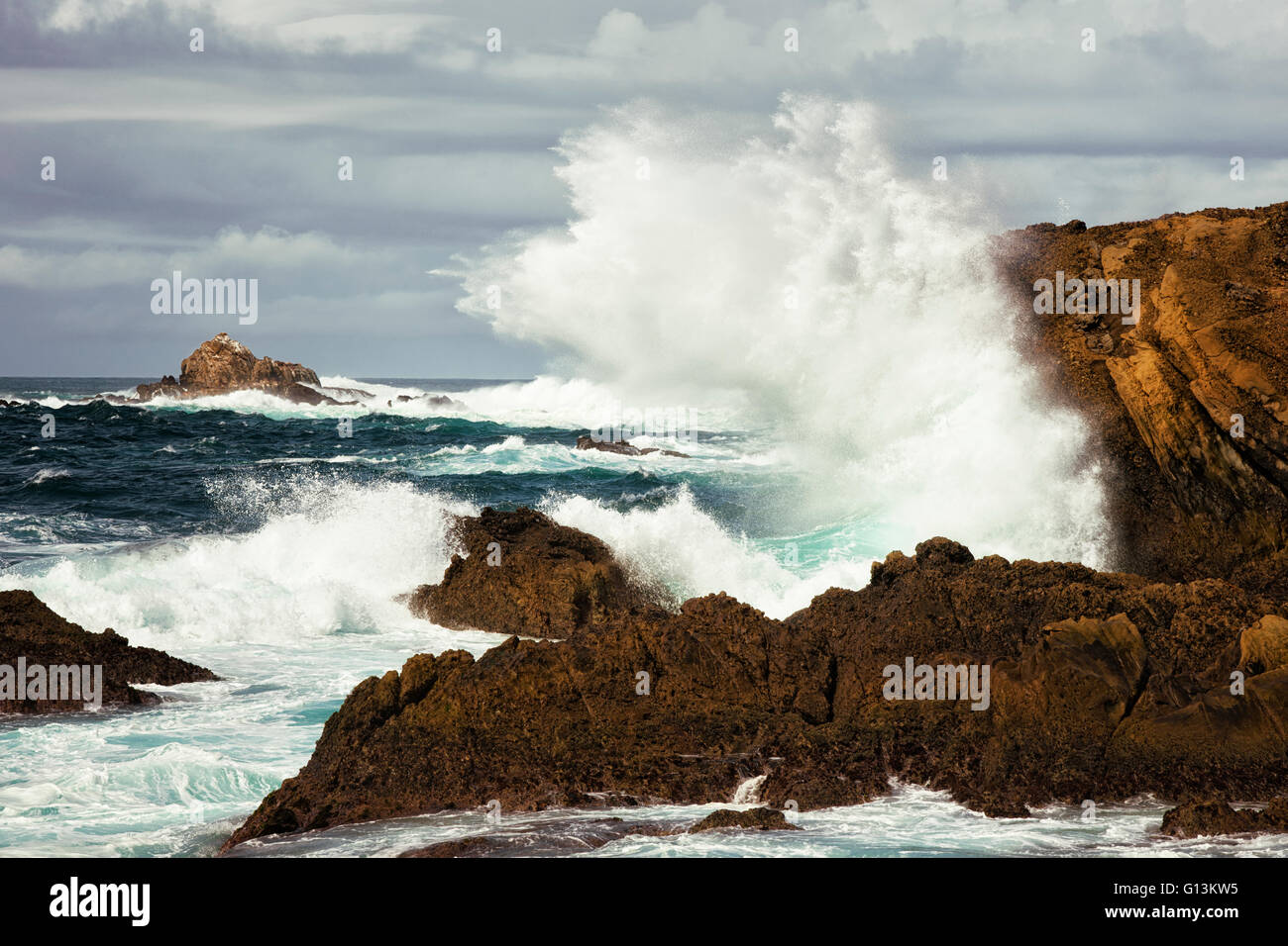 Les vagues massives d'exploser contre les falaises de Point Lobos State Parc naturel sur la côte de Big Sur en Californie. Banque D'Images
