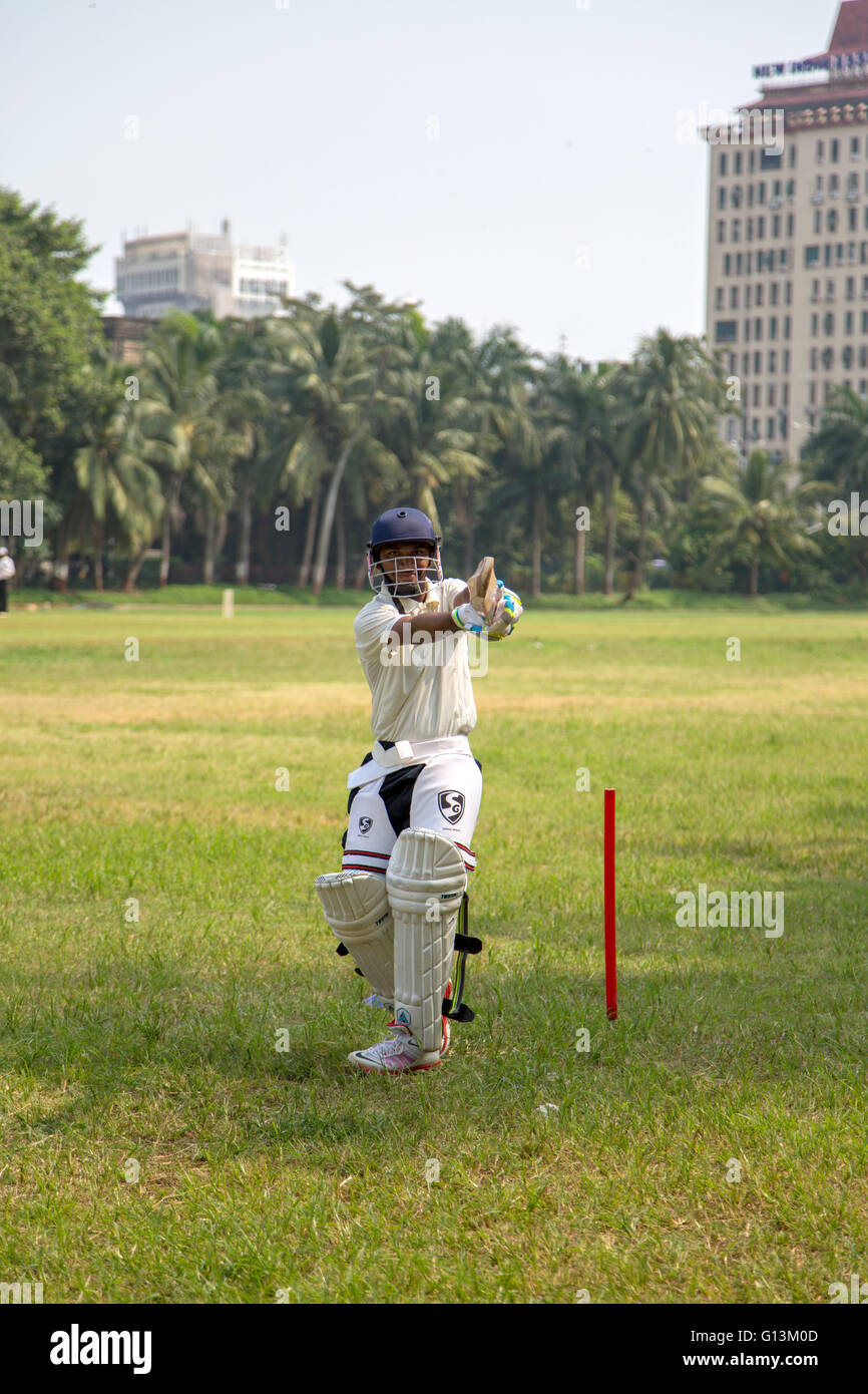 Les gens à jouer au cricket dans le parc central à Mumbai, Inde. Le cricket est le sport le plus populaire Banque D'Images