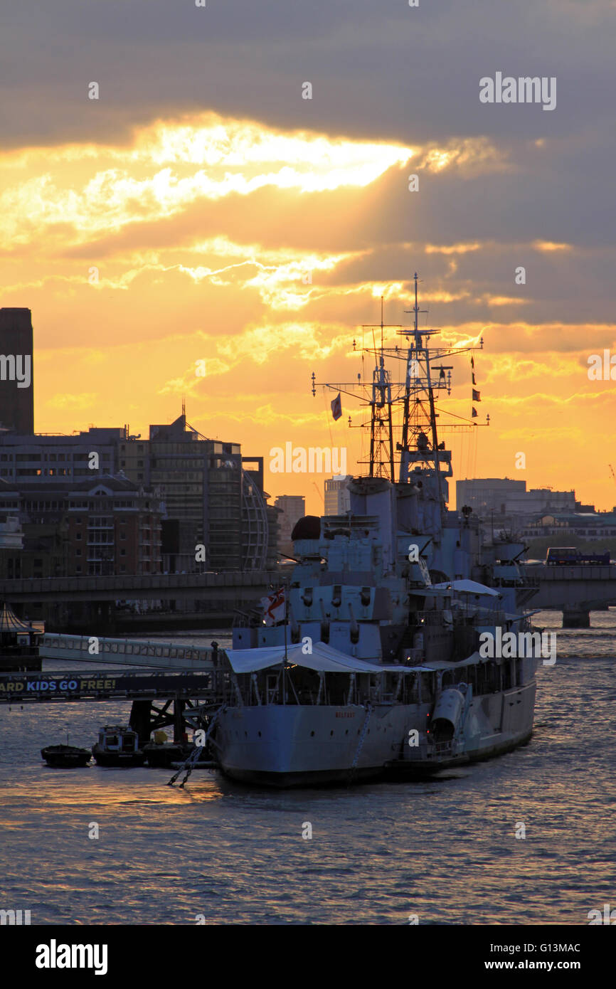 Le HMS Belfast est un ancien navire de guerre de la Marine royale amarré sur la Tamise comme musée, à Londres, Engand. Il est exploité par l'Imperial War Museum. Banque D'Images