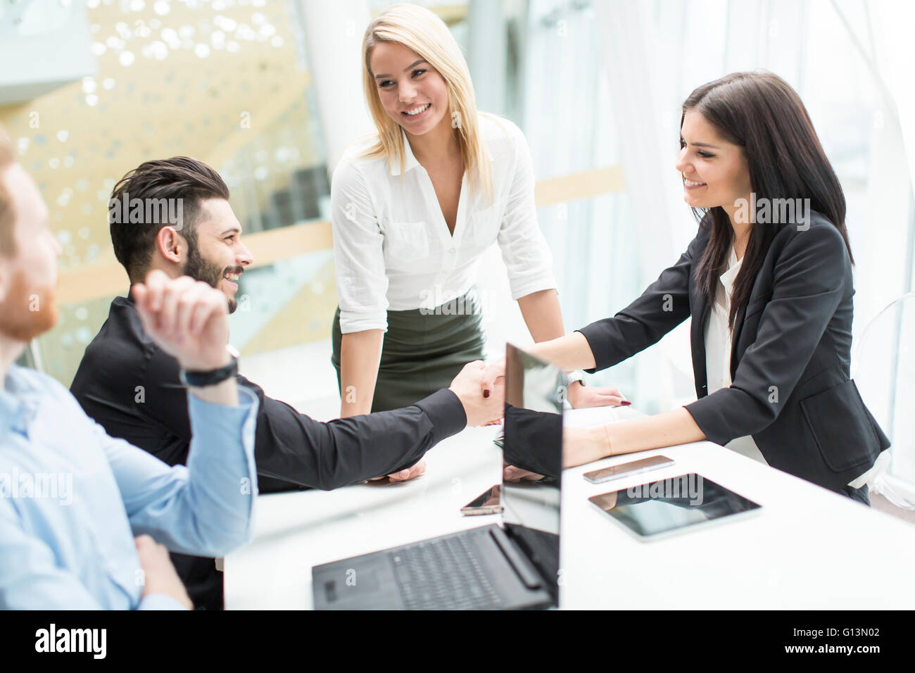 Groupe de personnes travaillant dans les bureaux modernes Banque D'Images