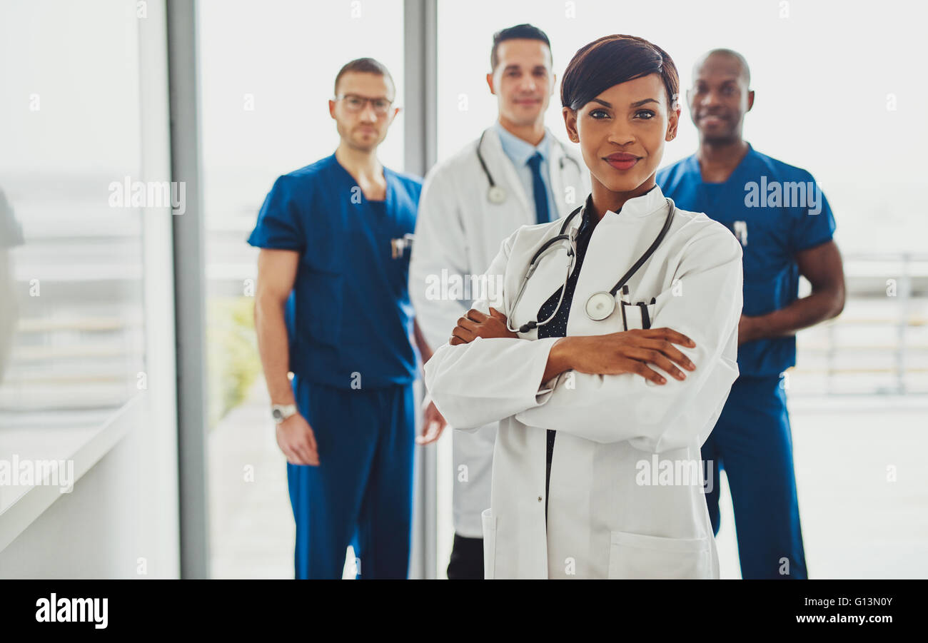 Black female standing in front of team looking at camera, multiracial medical team Banque D'Images