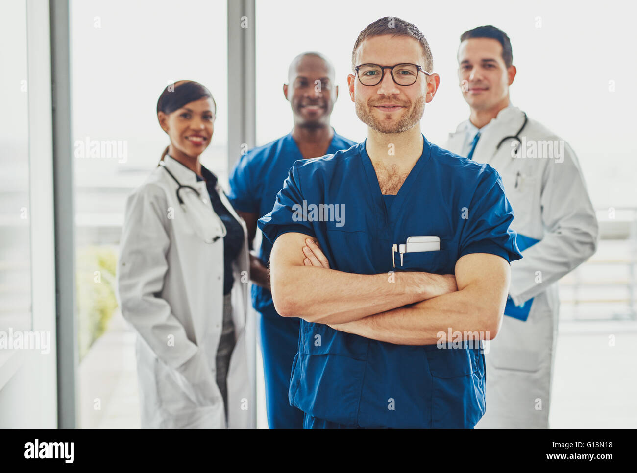 Médecin à la tête d'une équipe médicale de l'hôpital, médecin et chirurgien multiraciale Banque D'Images