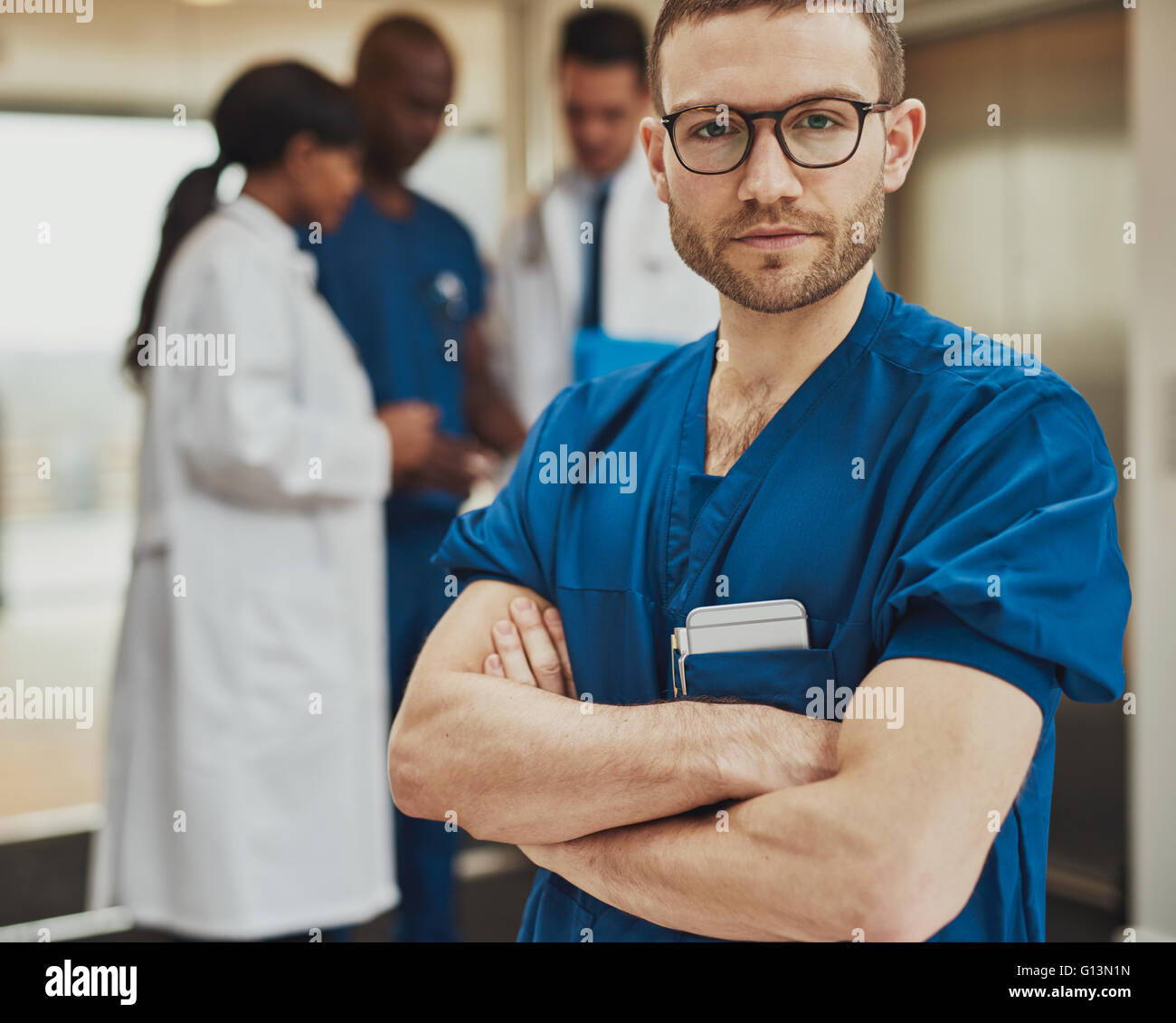Chirurgien sérieux en face de l'équipe de médecins ayant une réunion à l'hôpital Banque D'Images