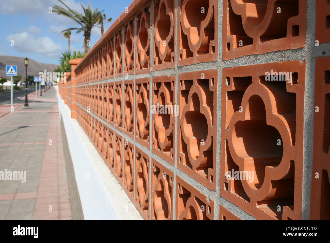 Clôture en brique à motifs, Corralejo, Fuerteventura, Espagne Banque D'Images