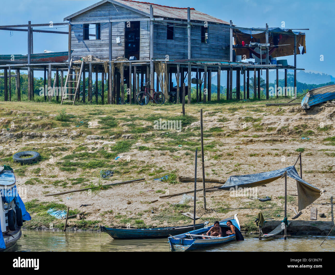 River maisons sur pilotis Santarem Brésil Banque D'Images