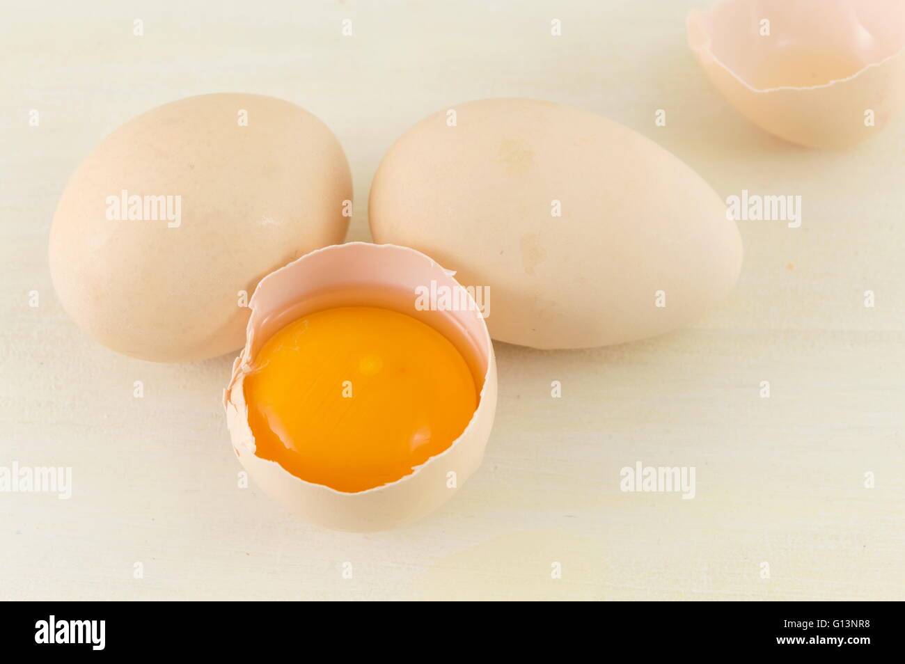 Des œufs frais avec une cassée un Banque D'Images