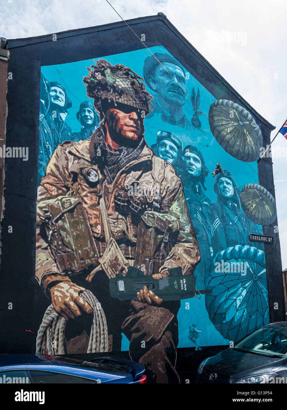 De nouvelles forces armées britanniques d'Irlande du Nord memorial peinture murale représentant un soldat et des pilotes de la RAF dans l'Est de Belfast Banque D'Images