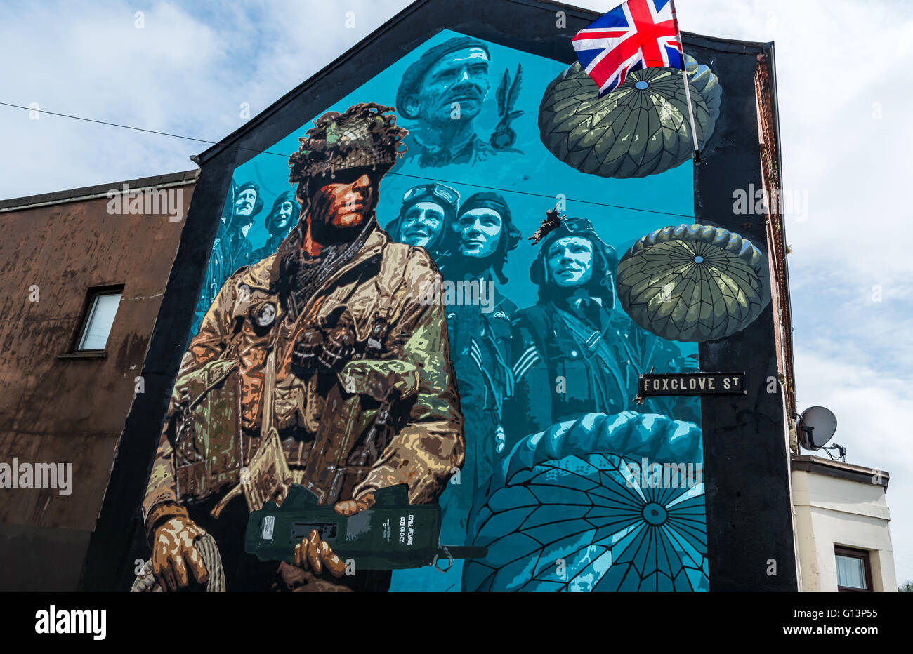 De nouvelles forces armées britanniques d'Irlande du Nord memorial peinture murale représentant un soldat et des pilotes de la RAF dans l'Est de Belfast Banque D'Images