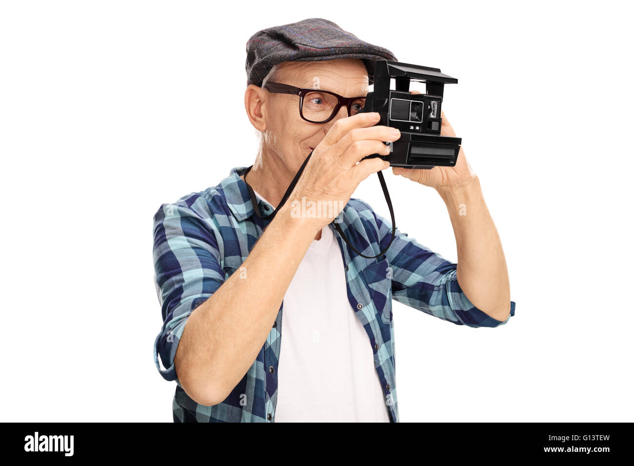 Portrait d'un photographe senior avec un appareil photo rétro tir isolé sur fond blanc Banque D'Images
