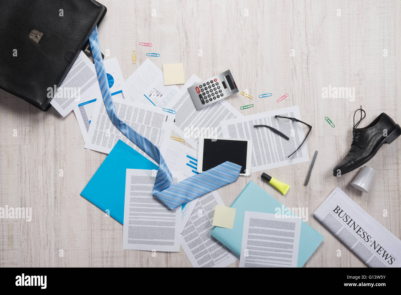 Porte-documents d'affaires avec la paperasserie et les accessoires sur le plancher, l'échec de l'entreprise concept. Banque D'Images