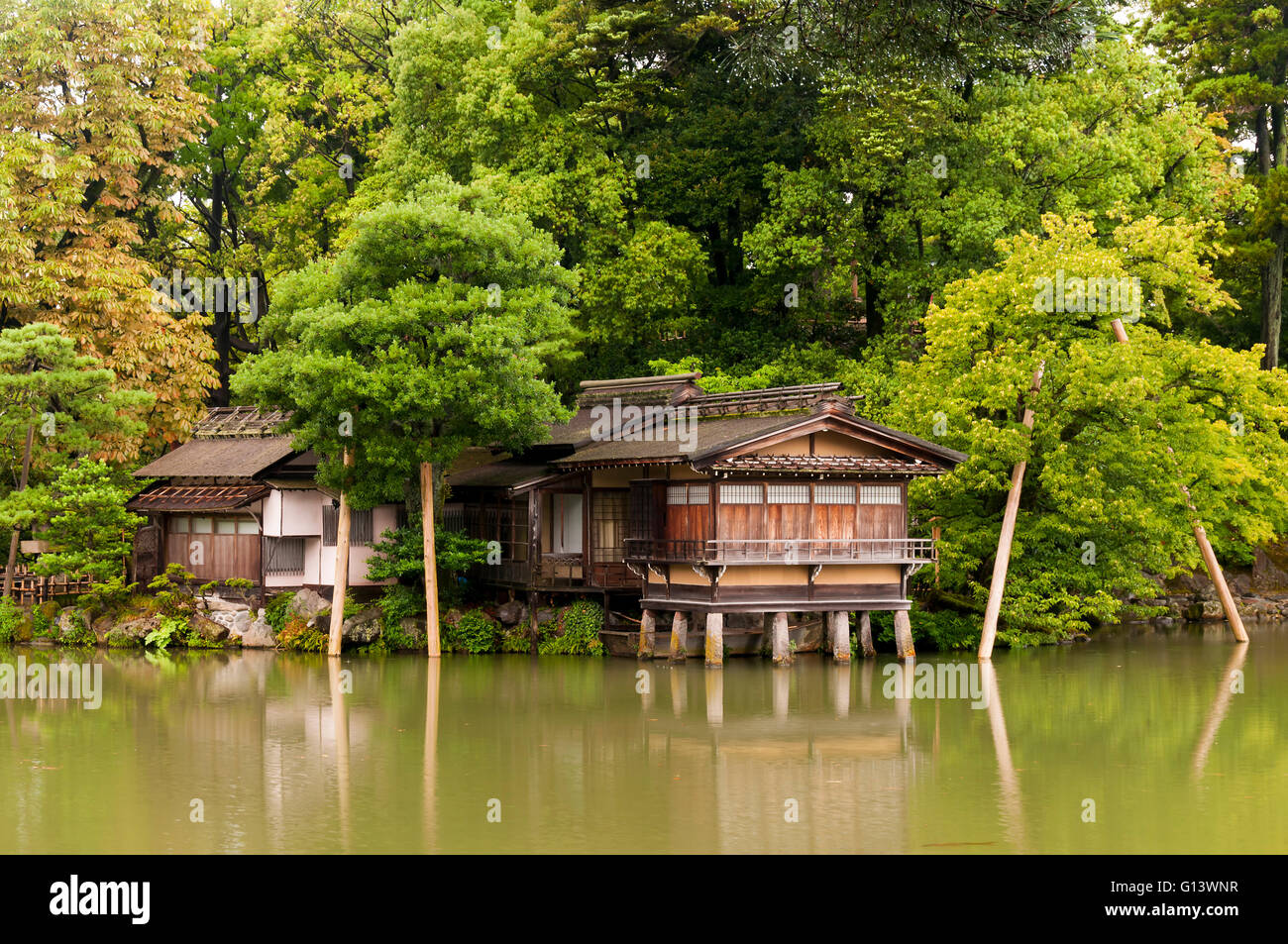 Maison traditionnelle japonaise sur les colonnes d'eau Banque D'Images