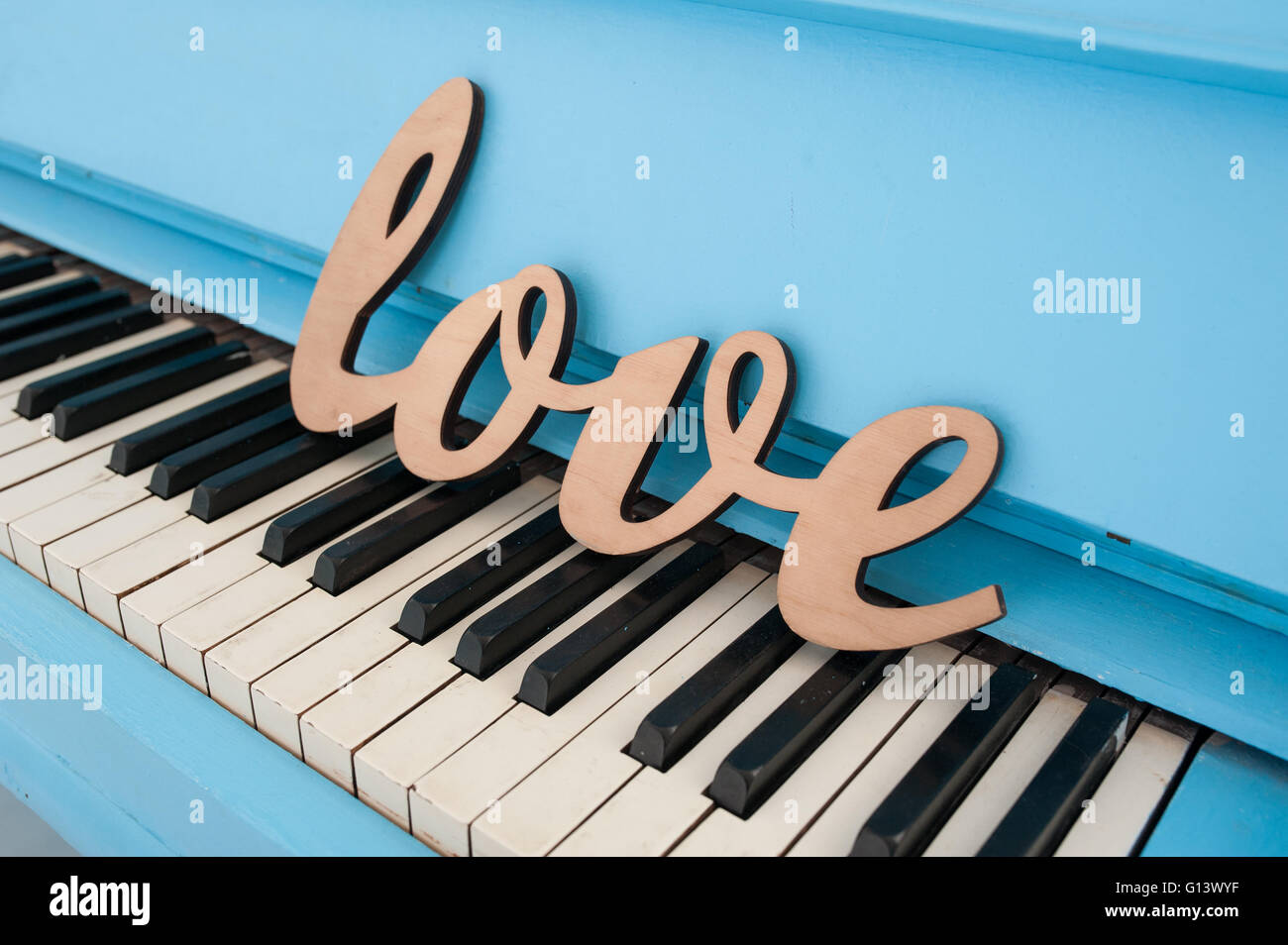 Le mot amour en bois concept mariage piano Banque D'Images