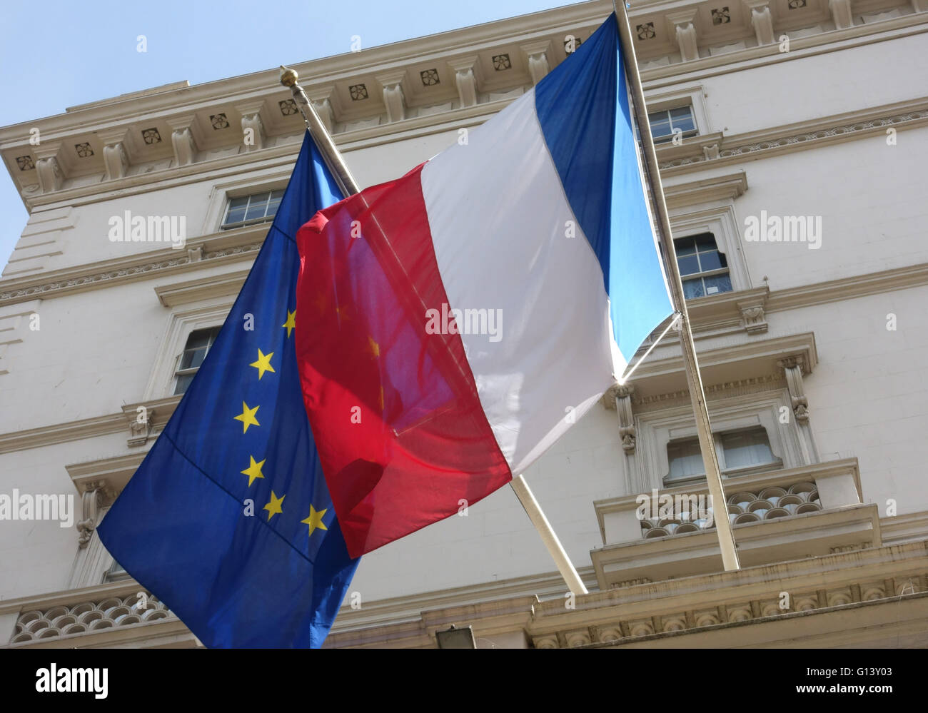 Le drapeau français et le drapeau de la communauté fly à côté de l'ambassade de France à Londres Banque D'Images