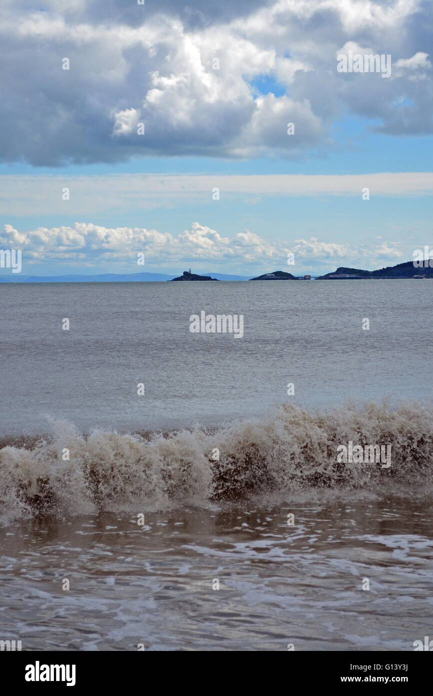 Vagues à Swansea Bay, avec vue sur les Mumbles Banque D'Images