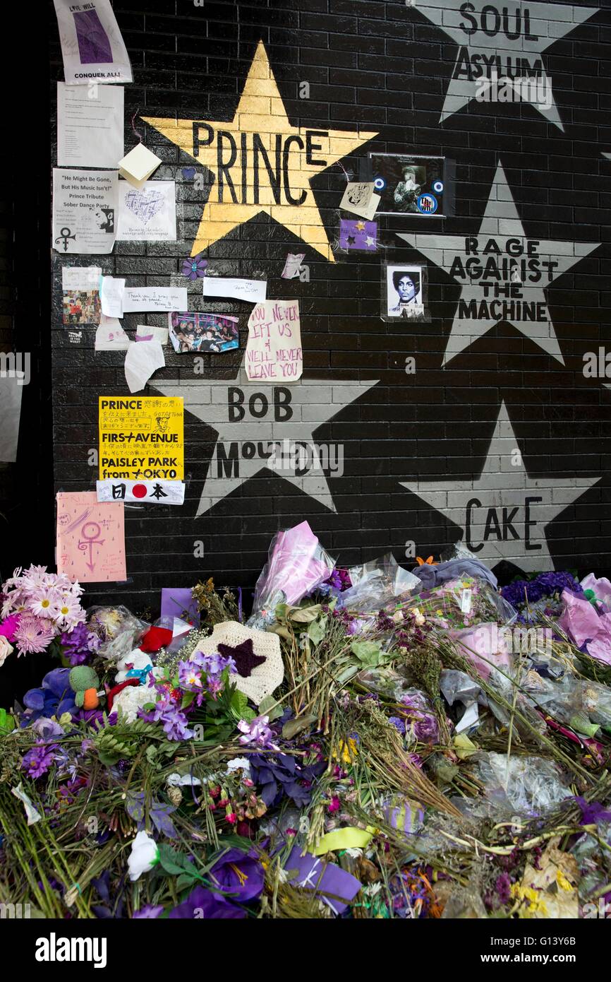 Gold Star et hommage commémoratif pour le musicien Prince à la Première Avenue et 7e Rue Entrée de nuit dans le centre-ville de Minneapolis Banque D'Images