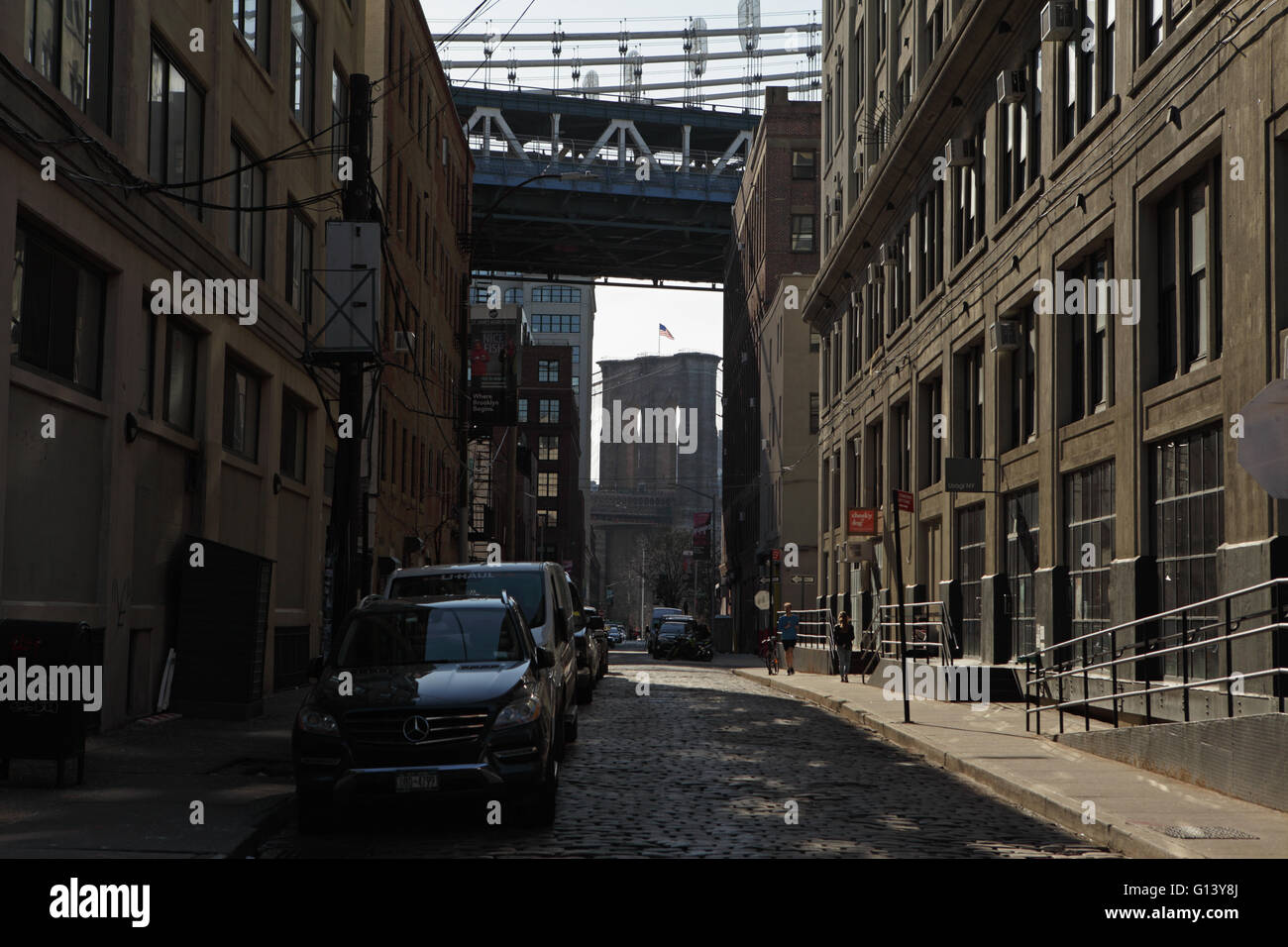 Vue de dessus la rue Plymouth vers le pont de Manhattan et le pont de Brooklyn à DUMBO, Brooklyn Banque D'Images