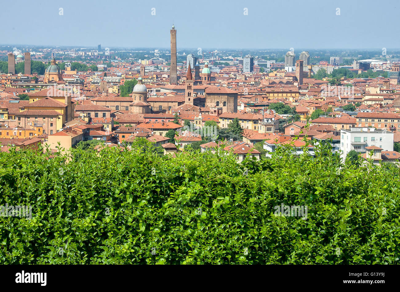 Couverture verte tour de Bologne vue aérienne paysage Emilia Romagna Banque D'Images