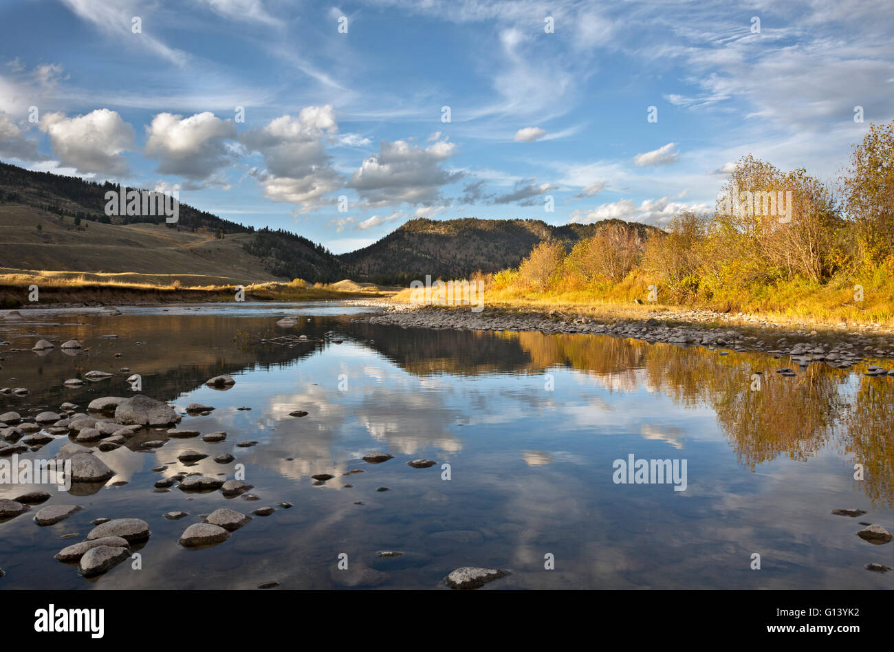 WY01648-00...WYOMING - Les nuages reflétant à Slough Creek dans le Parc National de Yellowstone. Banque D'Images