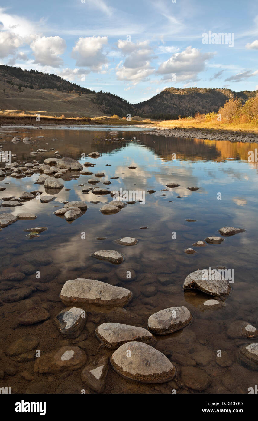 WY01649-00...WYOMING - Les nuages reflétant à Slough Creek dans le Parc National de Yellowstone. Banque D'Images