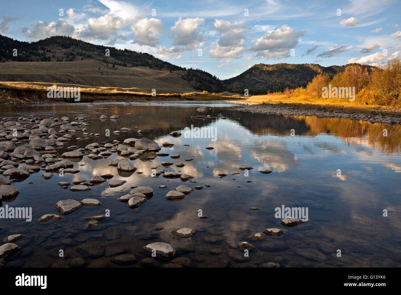 WY01650-00...WYOMING - Les nuages reflétant à Slough Creek dans le Parc National de Yellowstone. Banque D'Images
