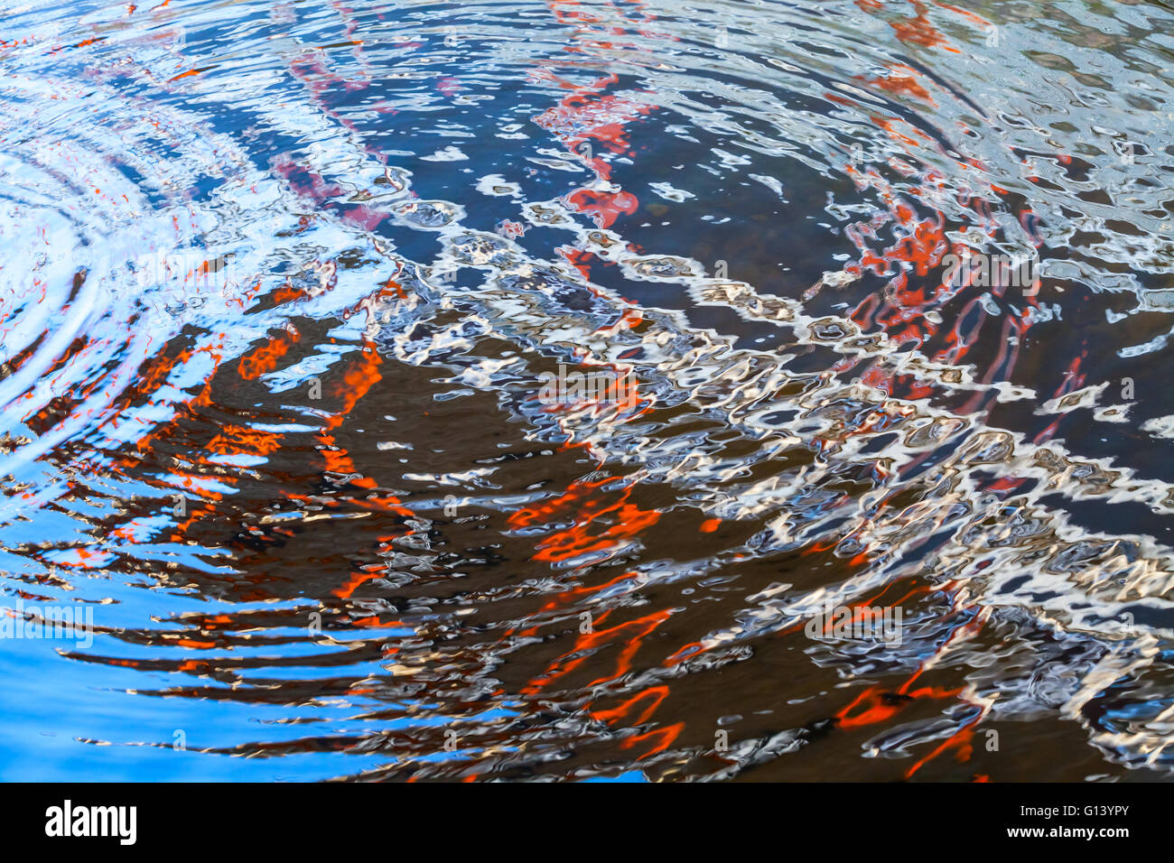 Flou abstrait texture de fond ondulé, surface de l'eau avec reflets colorés pattern Banque D'Images