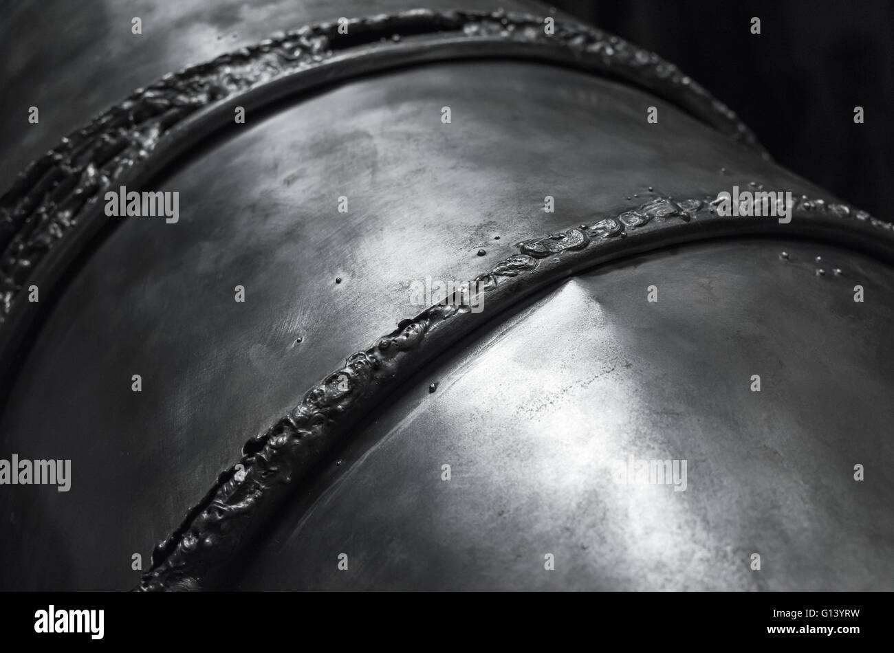 Surface métallique brillant noir avec des soudures, close-up photo avec selective focus Banque D'Images