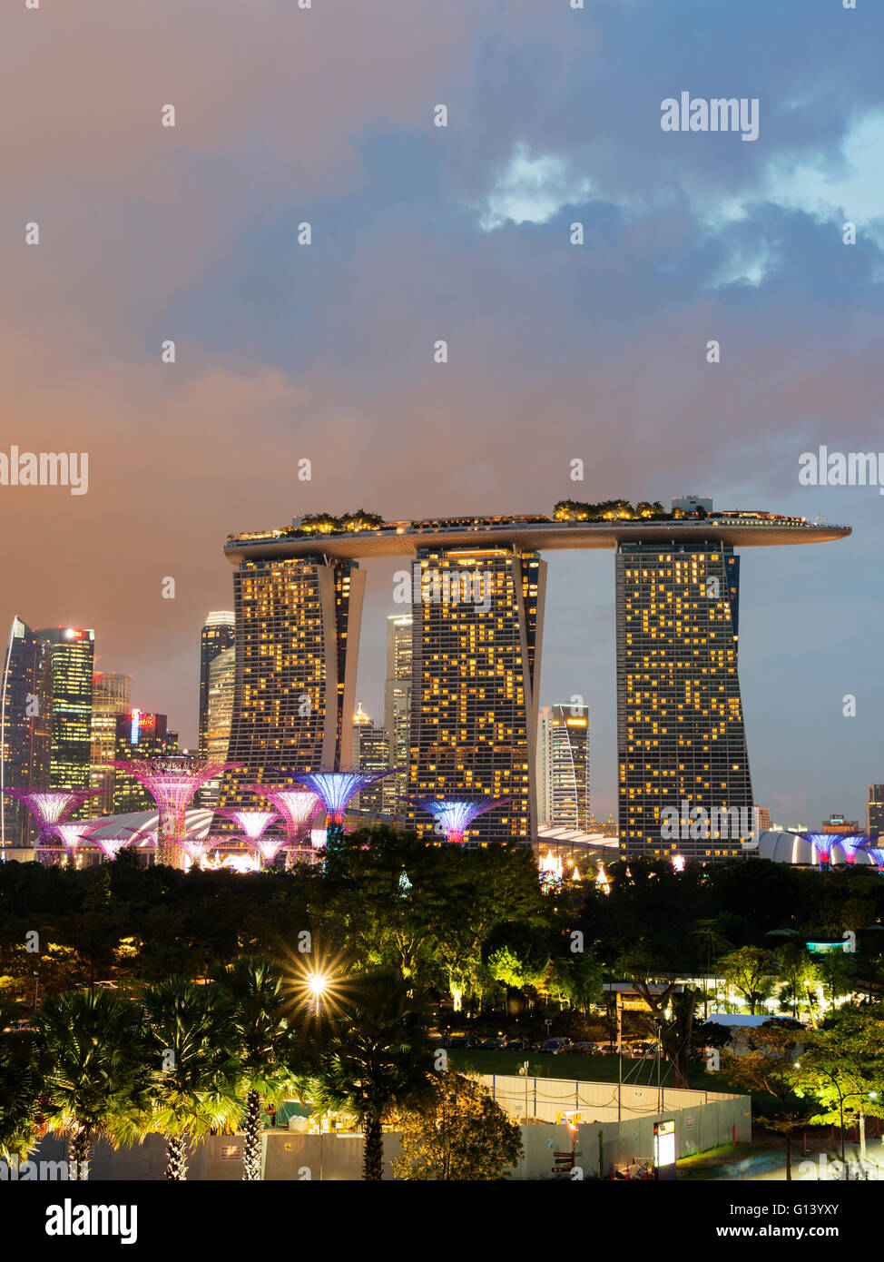 L'Asie du Sud, de Singapour, de jardins par la baie, Supertree Grove et Marina Bay Sands Hotel and Casino Banque D'Images