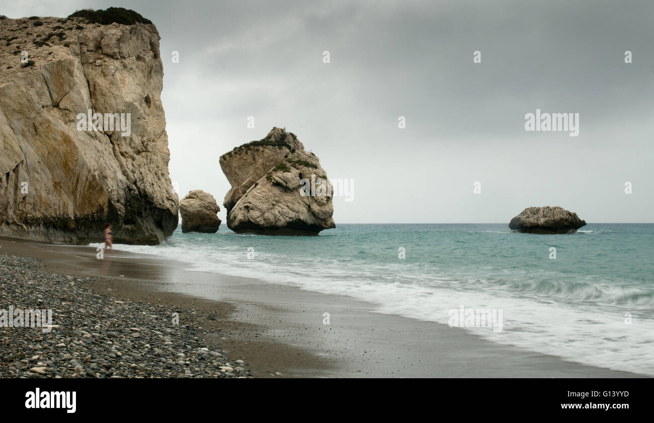 Rochers d'Aphrodite, lieu de naissance de la déesse de l'amour, Paphos, Chypre avec une dame pour aller nager. Banque D'Images