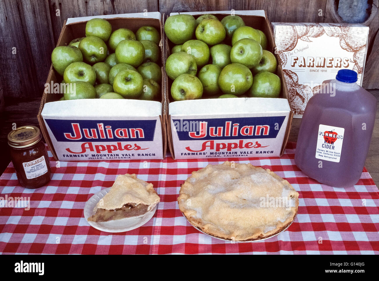 Les pommes sont un pilier de la communauté de montagne rurale de Julian qui a longtemps été une escapade populaire dans le comté de San Diego en Californie du Sud, aux États-Unis. La tarte aux pommes, beurre de pomme, le cidre et les pommes cueillies juste eux-mêmes sont trouvés dans les étalages routiers, les vergers locaux, restaurants et boulangeries. Un Apple Jours Festival qui remonte à 1909 est organisé chaque année sur un week-end de septembre pendant la saison de récolte des pommes. Situé à la lisière de la Forêt Nationale de Cleveland, Julian est un lieu historique Années 1870 or ville minière qui a prospéré pendant près de 10 ans jusqu'à ce que le minerai précieux s'est épuisé. Banque D'Images