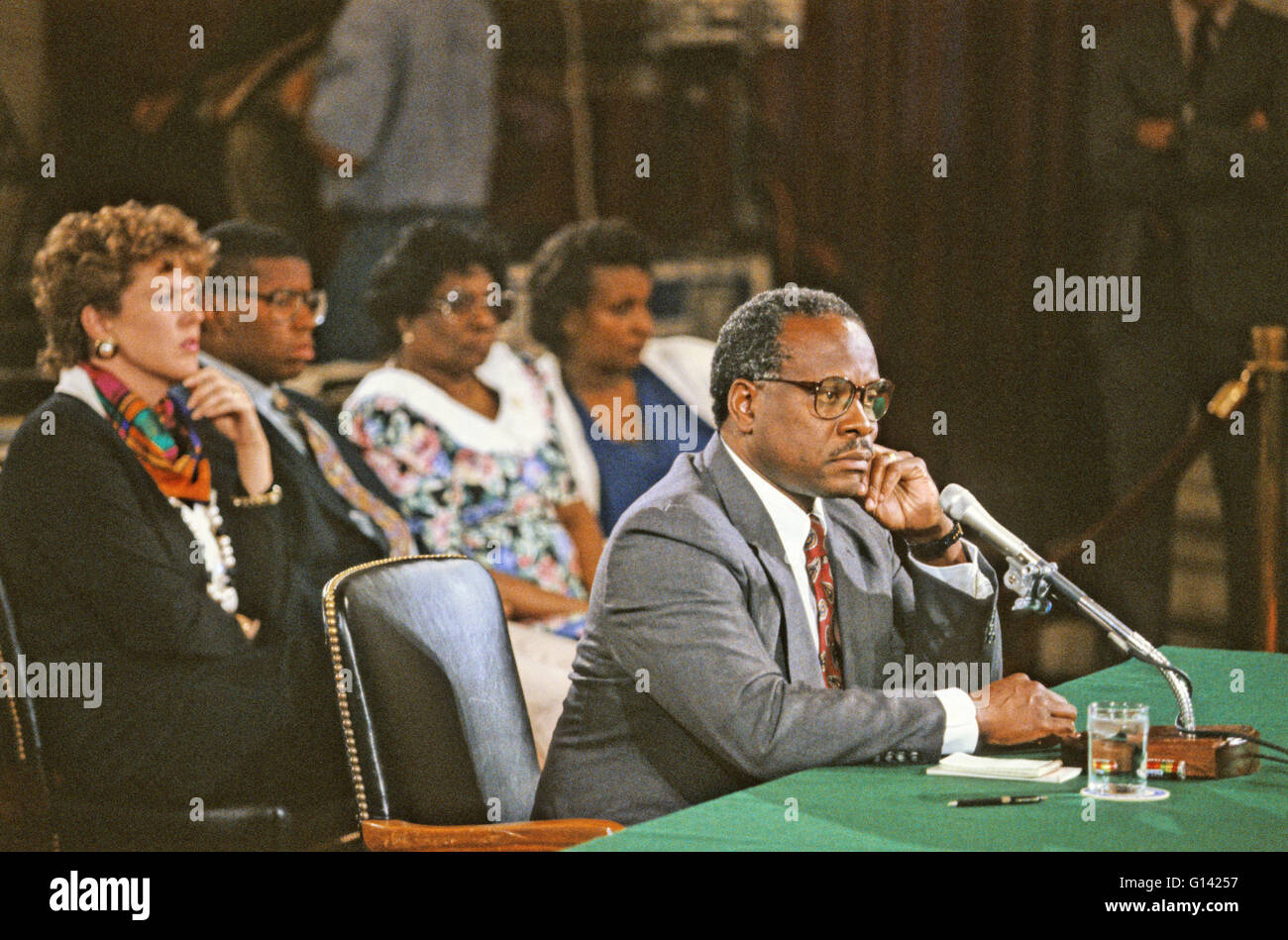 Le juge Clarence Thomas témoigne à l'audience devant le Comité judiciaire du Sénat pour confirmer que la justice lui associer de la Cour suprême des États-Unis au Sénat Salle de Caucus à Washington, DC Le 11 septembre 1991. Thomas a été nominé pour le poste par le président américain George H. W. Bush le 1 juillet 1991 pour remplacer le juge Thurgood Marshall à la retraite. Sa femme Virginie et d'autres membres de sa famille sont assis derrière lui. Credit : Arnie Sachs/CNP Banque D'Images