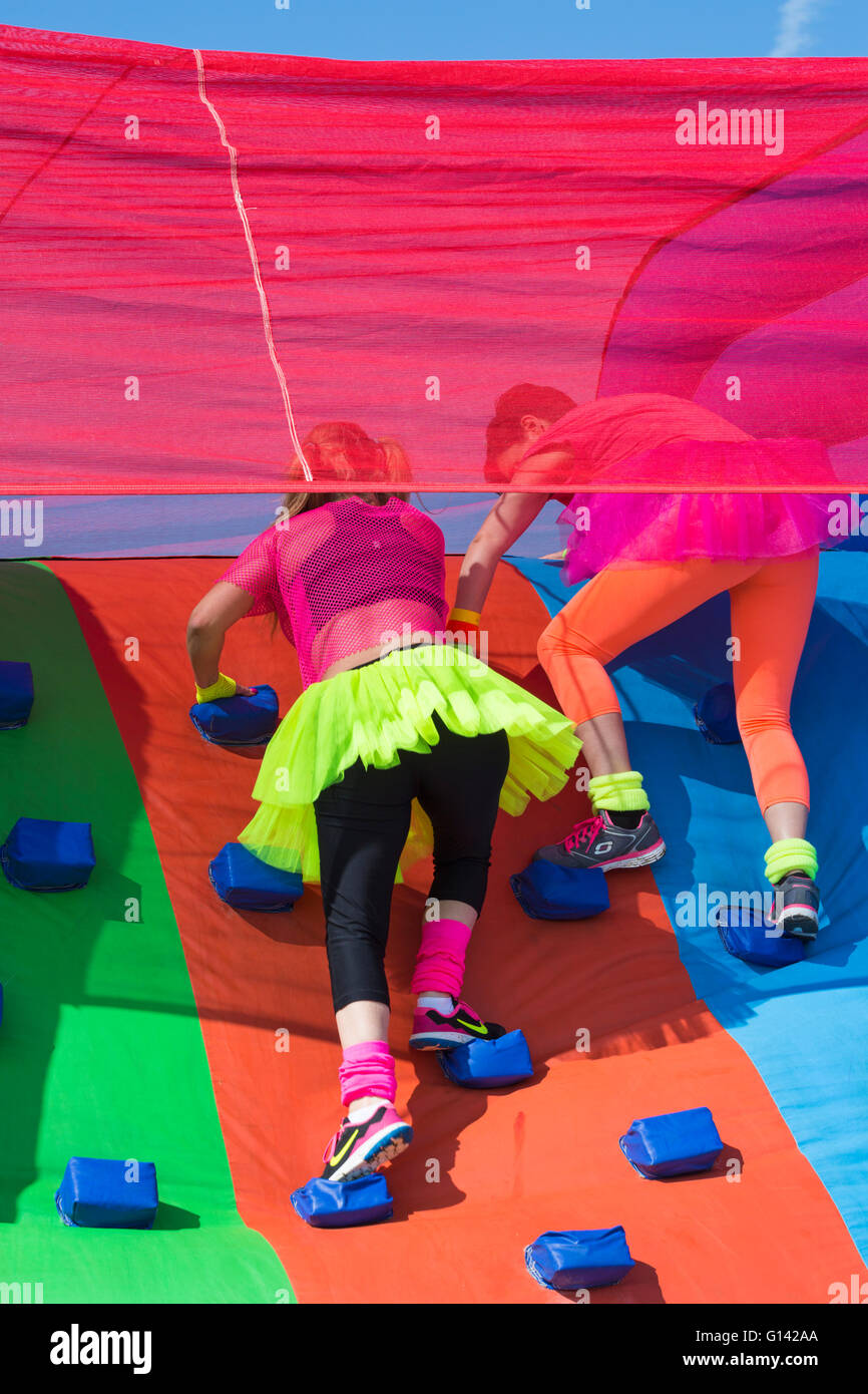 Poole, Dorset, UK. 8 mai, 2016. Fest mousse Dorset a lieu au parc Popularité des chaussures élégantes, Poole. Glissières de dodge, plonger, grimper et rire leur chemin à travers un parcours rempli de mousse pour un 3k fun run organisé par Naomi House et Jacksplace hospices pour enfants. Credit : Carolyn Jenkins/Alamy Live News Banque D'Images