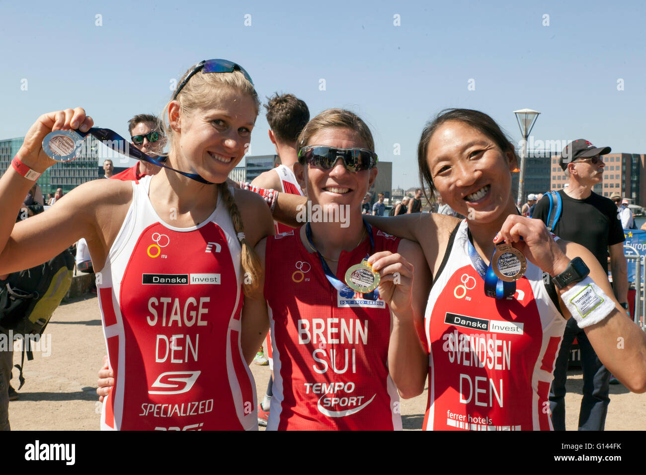 Copenhague, Danemark, Mai 8th, 2016. Trois professionnels des filles. Nina Brenn (C) remporte le duathlon Powerman 2016 femmes et le championnat européen de Copenhague ; stade Maja Nielsen de Danemark a pris un deuxième et Susanne Svendsen du Danemark une troisième. Credit : OJPHOTOS/Alamy Live News Banque D'Images