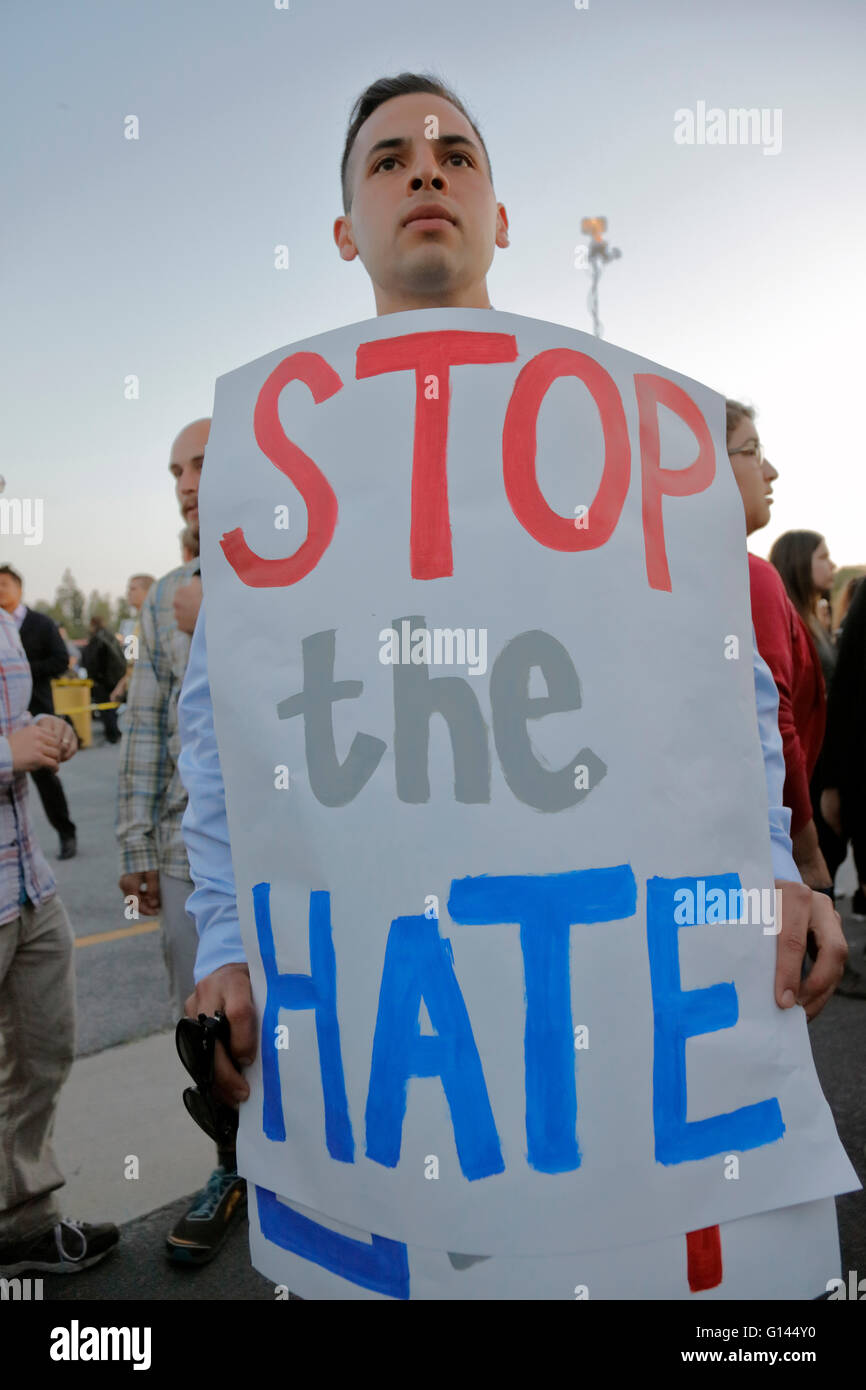 Anti-Trump protestataire à l'amphithéâtre du Pacifique à Costa Mesa, Californie Banque D'Images
