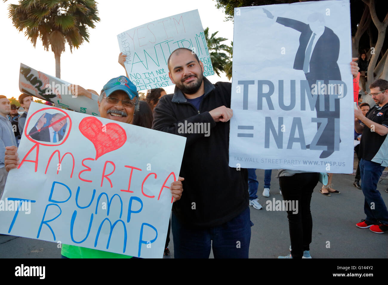 Anti-Trump protestataire à l'amphithéâtre du Pacifique à Costa Mesa, Californie Banque D'Images