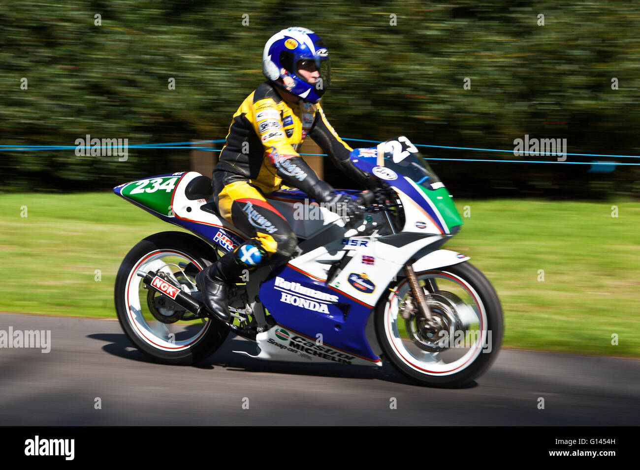 Chorley, Lancashire, Royaume-Uni. 8 mai, 2016. La course sprint moto spectaculaire organisée par Monsieur Bernard de Hoghton Tower à Golbey dans Chorley, Lancashire. De Motos Classic/Vintage jusqu'à obtenir le niveau de Superbike d'arrêt ou de brûler un peu de caoutchouc dans la montée d'essai de temps bien sûr. Credit : Cernan Elias/Alamy Live News Banque D'Images