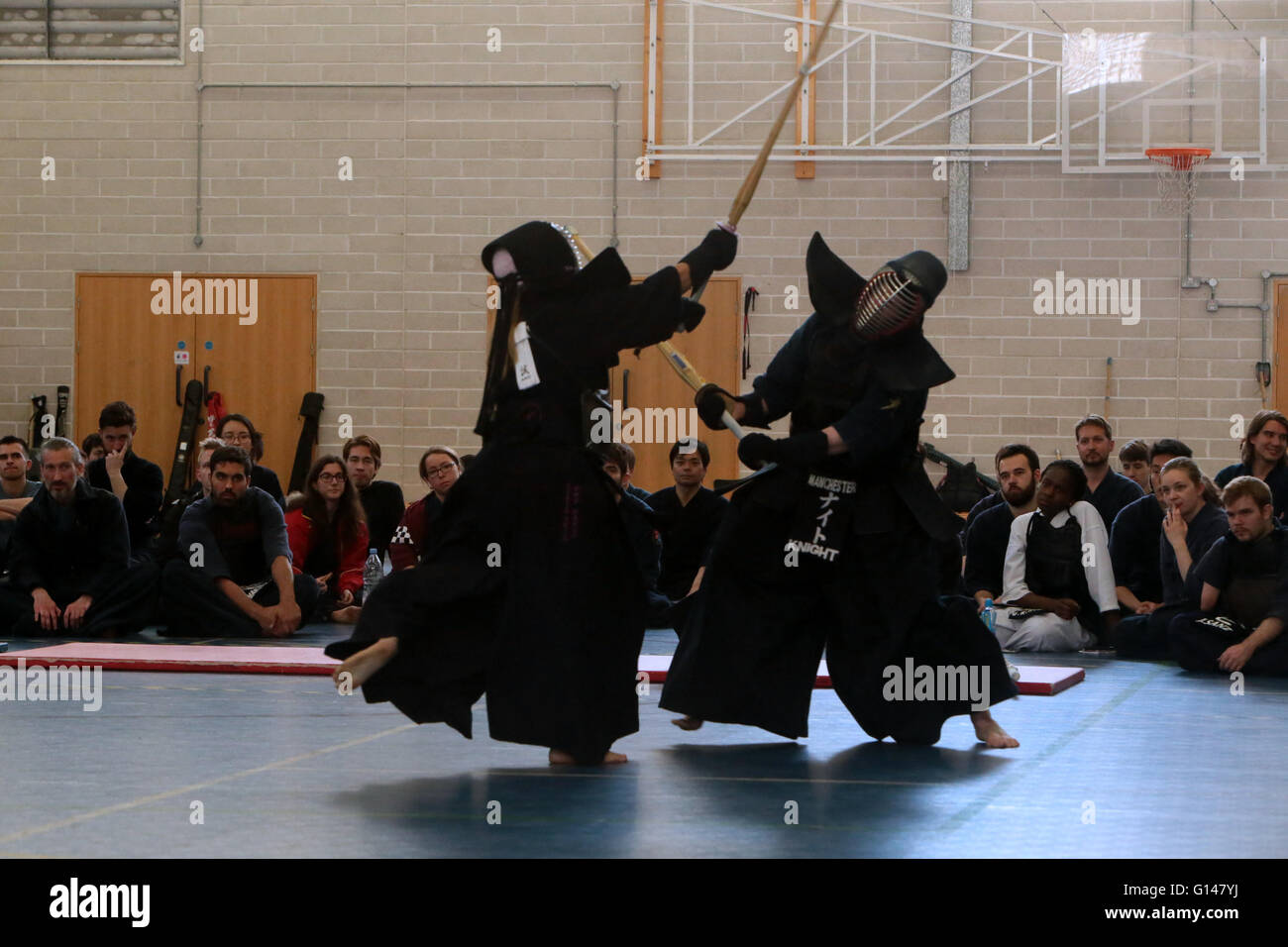 London.UK 08.mai.2016.La neuvième année de l'acquisition de la coupe du tournoi de Kendo de Londres a eu lieu aujourd'hui à la communauté de l'école nautique Londres Sport Hall ,l'accueil des équipes pour la Grèce, l'Espagne et la Russie, ainsi que les équipes d'Oxford et Manchester Le kendo est un art martial japonais moderne, qui descend de l'épée et utilise des épées en bambou et armure protectrice. Aujourd'hui, il est largement pratiqué au Japon et dans de nombreux autres pays à travers le monde. Le kendo est une activité qui combine les arts martiaux avec les pratiques et les valeurs du sport intense-comme l'activité physique.@ Paul Quezada-Neiman/ Alamy Live News Banque D'Images