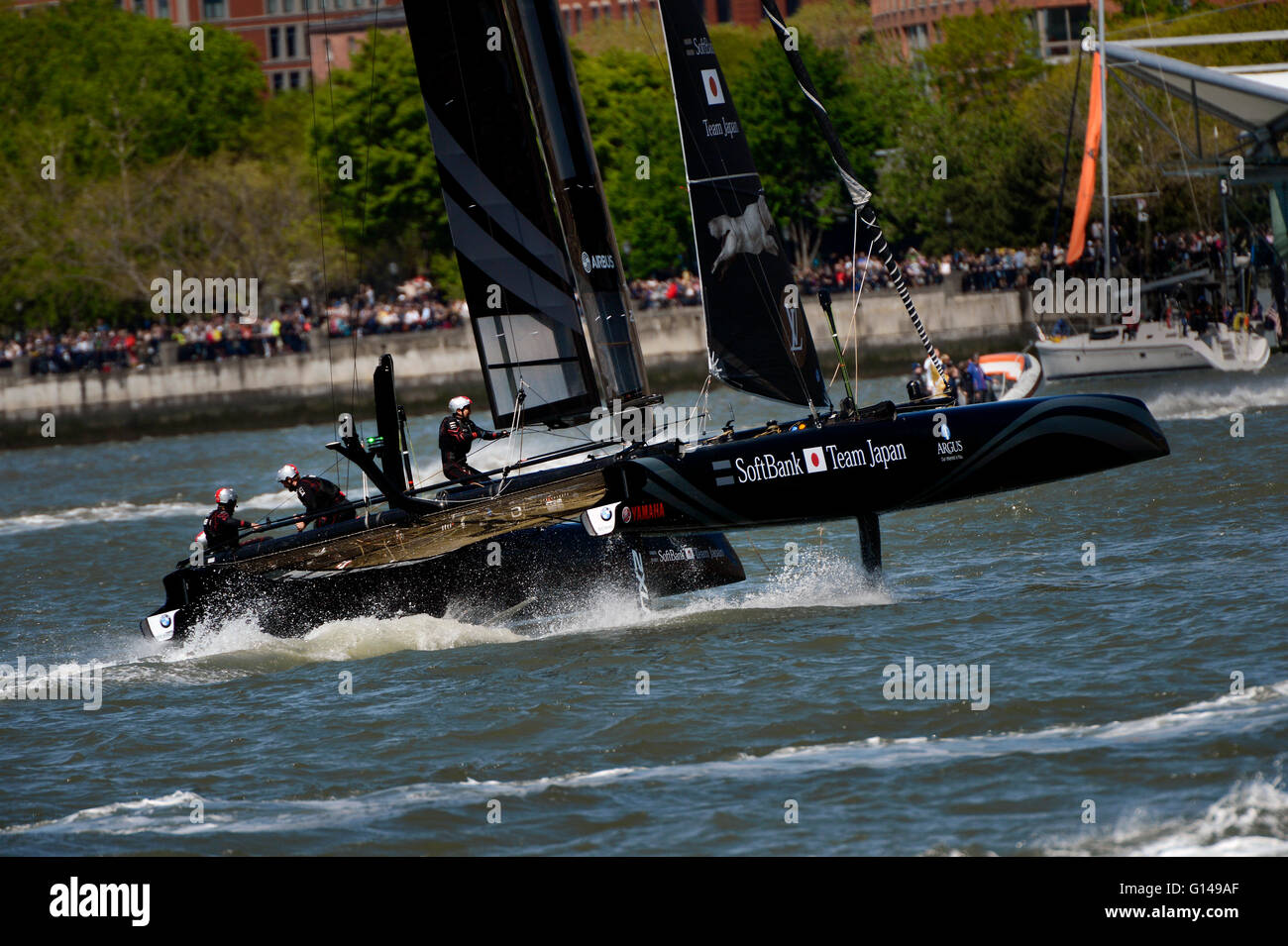 New York, USA. 8 mai, 2016. L'équipe de Softbank au Japon pendant la manœuvre du bateau Louis Vuitton America's Cup à New York Harbor aujourd'hui Crédit : Adam Stoltman/Alamy Live News Banque D'Images