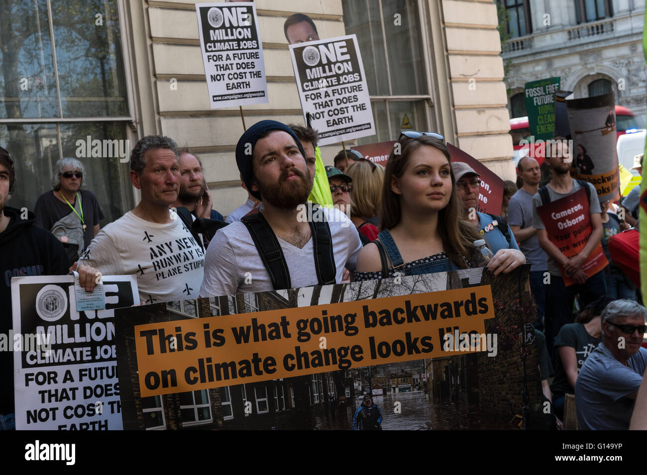 Londres, Royaume-Uni. Le 08 mai 2016. Les militants et militantes se rassemblent pour protester contre la politique du gouvernement sur le changement climatique. Les participants ont marché vers l'arrière de la partie supérieure du Whitehall au Ministère de la Santé pour montrer symboliquement le renversement de l'action du gouvernement sur plusieurs questions telles que la fracturation hydraulique, l'énergie renouvelable, les combustibles fossiles, le transport durable. Les protestataires a lancé un appel à aller de l'avant plutôt que vers l'arrière sur la politique climatique dans le premier anniversaire de l'actuel gouvernement. Wiktor Szymanowicz/Alamy Live News Banque D'Images