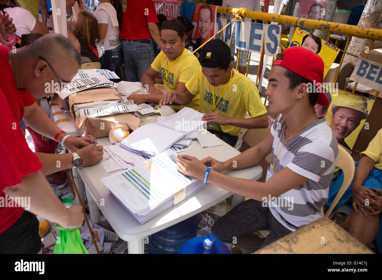 La ville de Cebu, aux Philippines. 9 mai, 2016. Les philippins s'exercer leur droit de vote dans l'élection nationale de choisir un nouveau président pour remplacer Benigno Simeon 'Noynoy' Aquino Cojuangco III. De nombreux sondages de premier plan jusqu'à nos jours est l'élection conroversial Davao City Maire Rodrigo Duterte "Rody" Roa.Avec l'élection du Président sont également électeurs votant pour leur choix d'Politicains locaux. Credit : gallerie2/Alamy Live News Banque D'Images