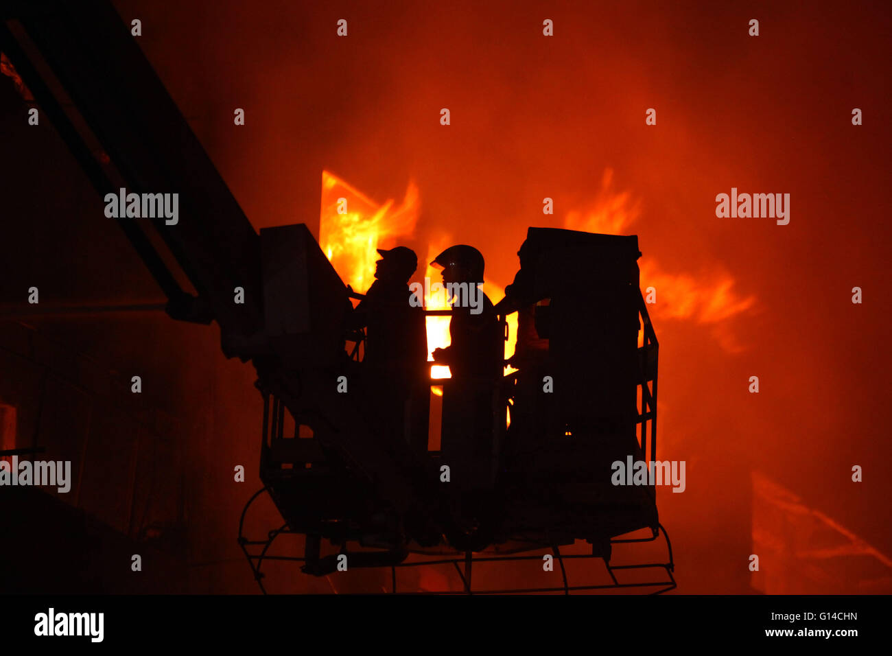 Le Caire, Égypte, au Caire. 8 mai, 2016. Les pompiers essaient de cesser le feu a démarré dans la nuit de dimanche à Attaba, marché le plus grand marché de l'Egypte au Caire, Egypte le 8 mai 2016. Credit : Ahmed Gomaa/Xinhua/Alamy Live News Banque D'Images