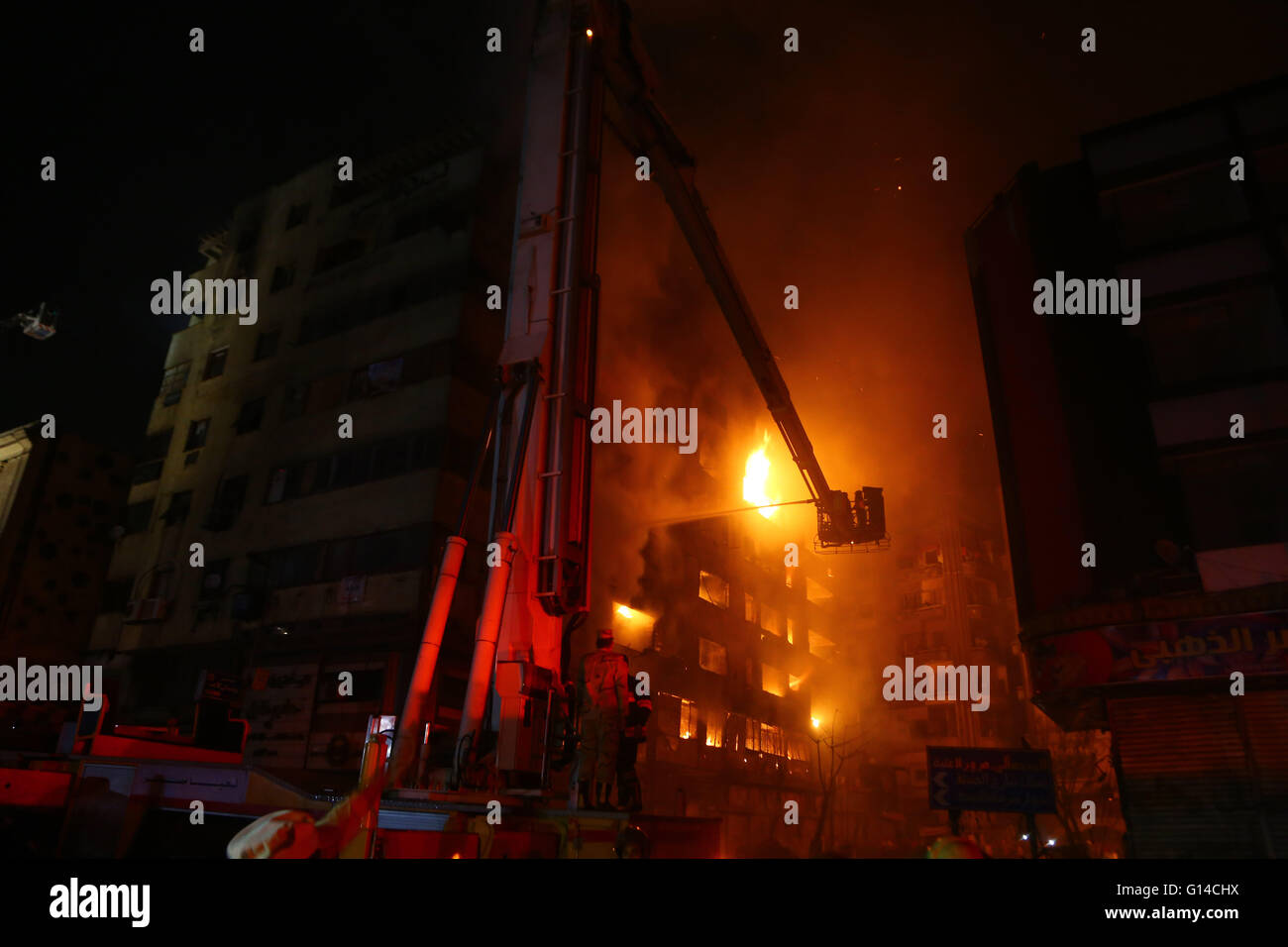 Le Caire, Égypte, au Caire. 8 mai, 2016. Les pompiers essaient de cesser le feu a démarré dans la nuit de dimanche à Attaba, marché le plus grand marché de l'Egypte au Caire, Egypte le 8 mai 2016. Credit : Ahmed Gomaa/Xinhua/Alamy Live News Banque D'Images