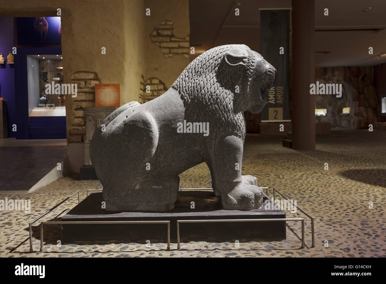 Hatay, Turquie - 21 Avril 2016 : Nouveau Musée d'Archéologie de Hatay, Turquie. Statue de lion rugissant. Banque D'Images
