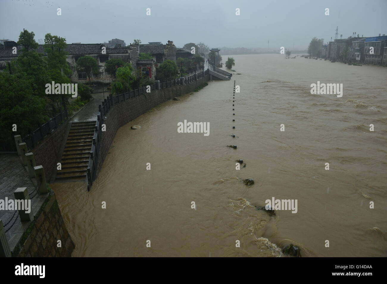 Lichuan, province de Jiangxi en Chine. 9 mai, 2016. Une rue est inondée d'inondations dans le comté de Lichuan, est de la Chine dans la province de Jiangxi, du 9 mai 2016. Un violent orage a frappé le comté du 7 mai au 8, détruisant 45 maisons et l'affectant au moins 68 000 résidents locaux. Credit : Zhou Mi/Xinhua/Alamy Live News Banque D'Images